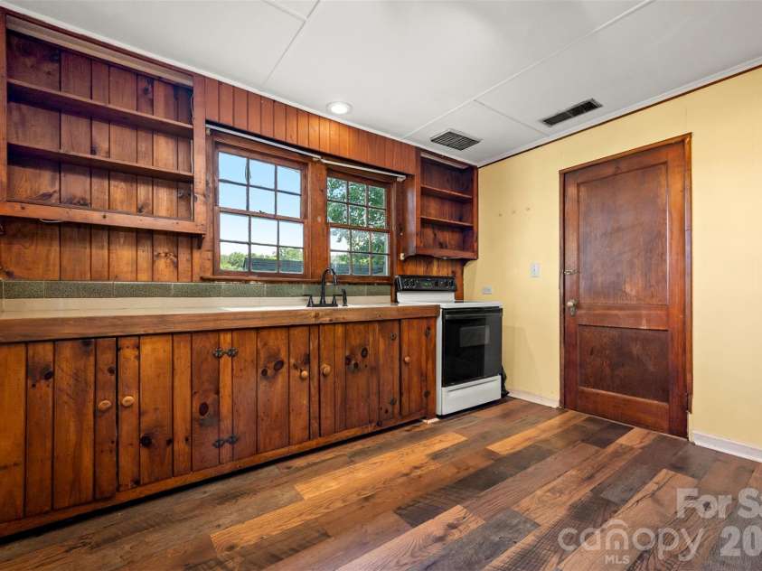 720 Sylvan Boulevard, Hendersonville, NC 28791.  MLS# CAR4403637, YatesRealty ID 36978. 