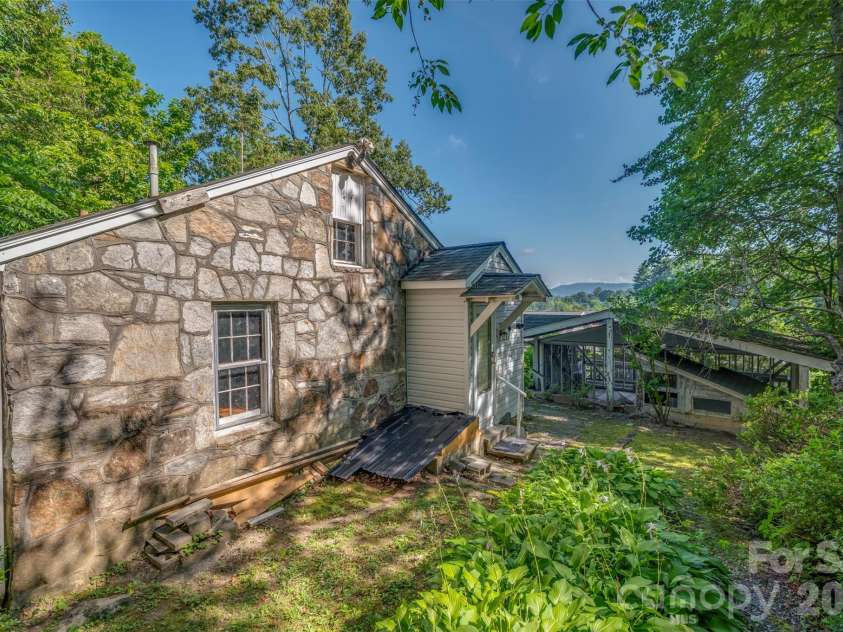 720 Sylvan Boulevard, Hendersonville, NC 28791.  MLS# CAR4403637, YatesRealty ID 36978. 