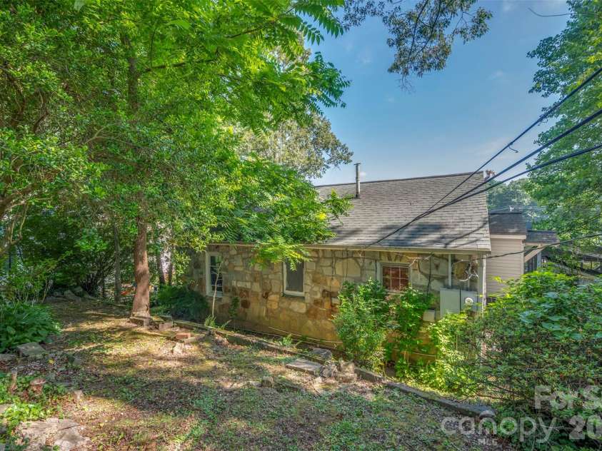 720 Sylvan Boulevard, Hendersonville, NC 28791.  MLS# CAR4403637, YatesRealty ID 36978. 