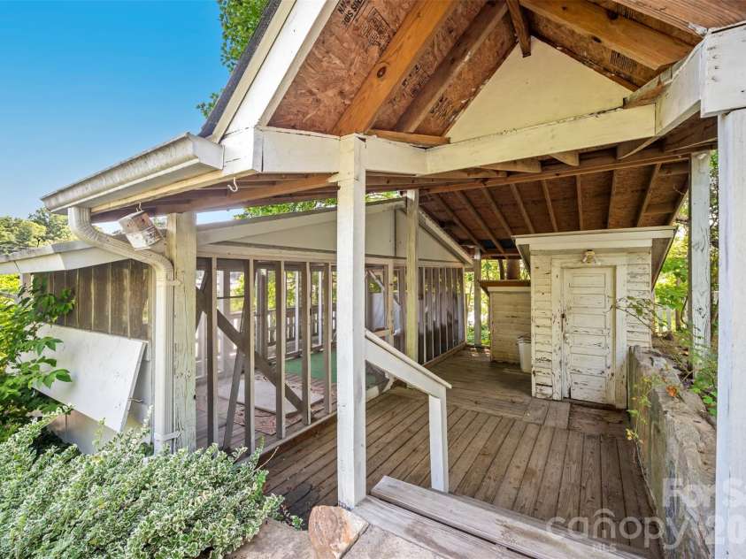720 Sylvan Boulevard, Hendersonville, NC 28791.  MLS# CAR4403637, YatesRealty ID 36978. 