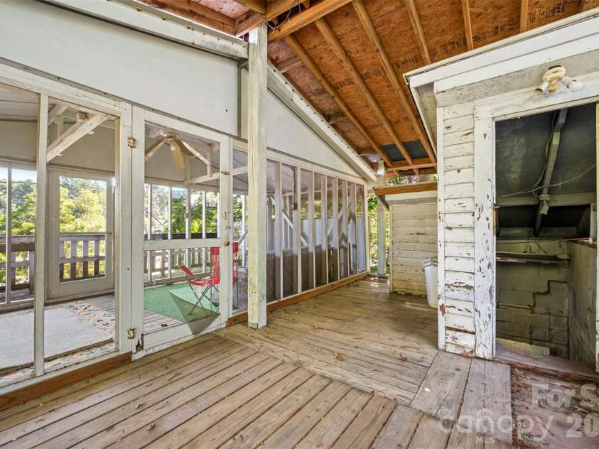 720 Sylvan Boulevard, Hendersonville, NC 28791.  MLS# CAR4403637, YatesRealty ID 36978. 