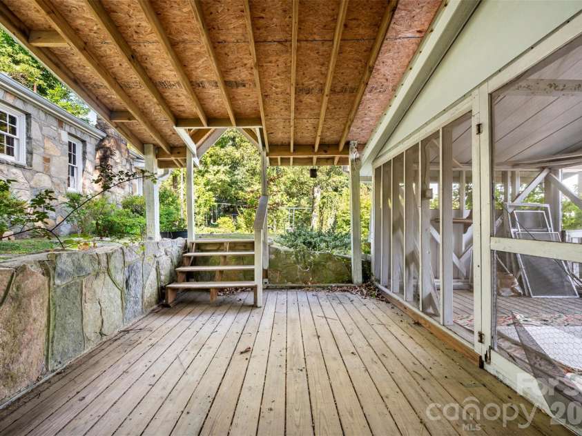 720 Sylvan Boulevard, Hendersonville, NC 28791.  MLS# CAR4403637, YatesRealty ID 36978. 