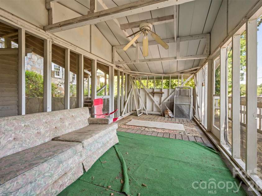 720 Sylvan Boulevard, Hendersonville, NC 28791.  MLS# CAR4403637, YatesRealty ID 36978. 