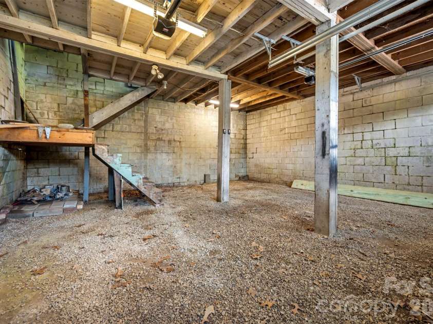 720 Sylvan Boulevard, Hendersonville, NC 28791.  MLS# CAR4403637, YatesRealty ID 36978. 