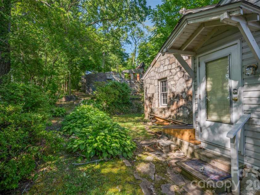 720 Sylvan Boulevard, Hendersonville, NC 28791.  MLS# CAR4403637, YatesRealty ID 36978. 