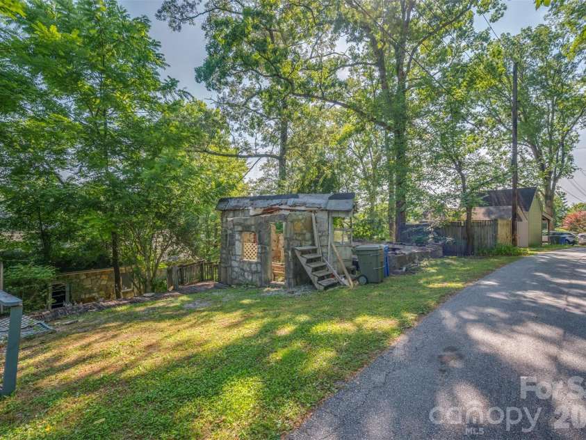 720 Sylvan Boulevard, Hendersonville, NC 28791.  MLS# CAR4403637, YatesRealty ID 36978. 