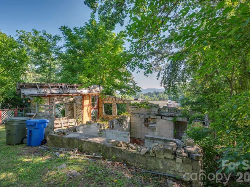 720 Sylvan Boulevard, Hendersonville, NC 28791.  MLS# CAR4403637, YatesRealty ID 36978. 