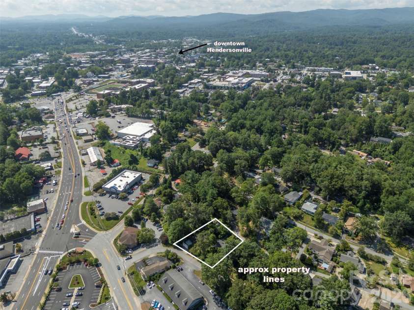 720 Sylvan Boulevard, Hendersonville, NC 28791.  MLS# CAR4403637, YatesRealty ID 36978. 