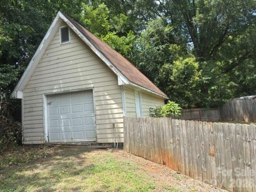 441 Pineview Road, Rock Hill, SC 29730.  MLS# CAR4398244, YatesRealty ID 36980. Detached oversized Garage
