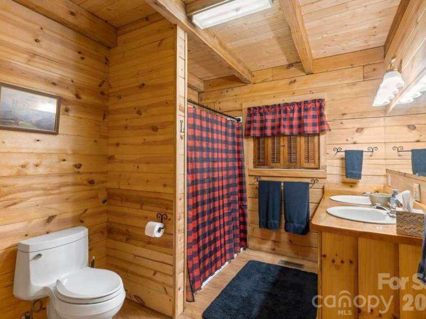 4435 Flat Mountain Road, Highlands, NC 28741.  MLS# CAR4402768, YatesRealty ID 36981. Full Guest Bathroom on the Main Level