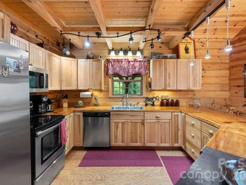 4435 Flat Mountain Road, Highlands, NC 28741.  MLS# CAR4402768, YatesRealty ID 36981. Kitchen on Main
