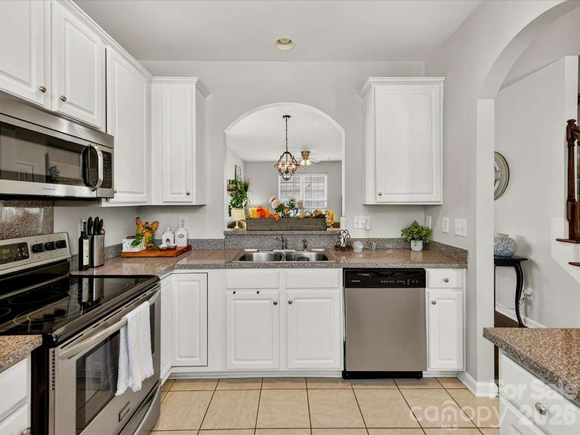 2398 Woodridge Drive, Fort Mill, SC 29715.  MLS# CAR4395419, YatesRealty ID 36982. 