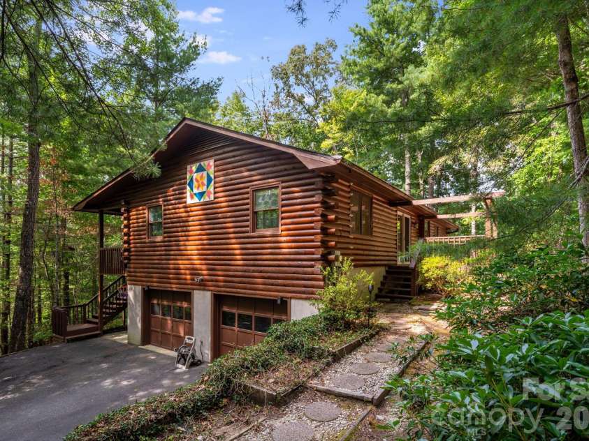 423 Rambling Drive, Hendersonville, NC 28739.  MLS# CAR4403347, YatesRealty ID 36988. 