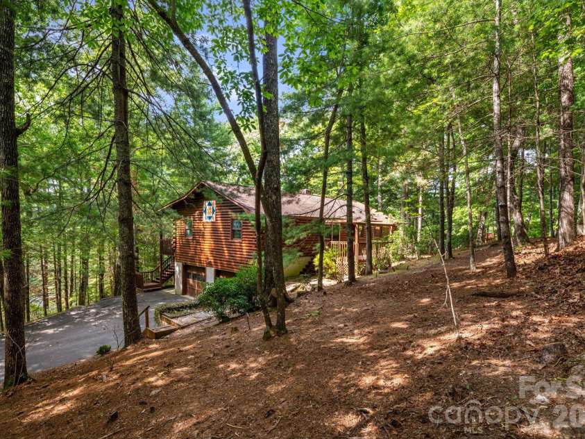 423 Rambling Drive, Hendersonville, NC 28739.  MLS# CAR4403347, YatesRealty ID 36988. 