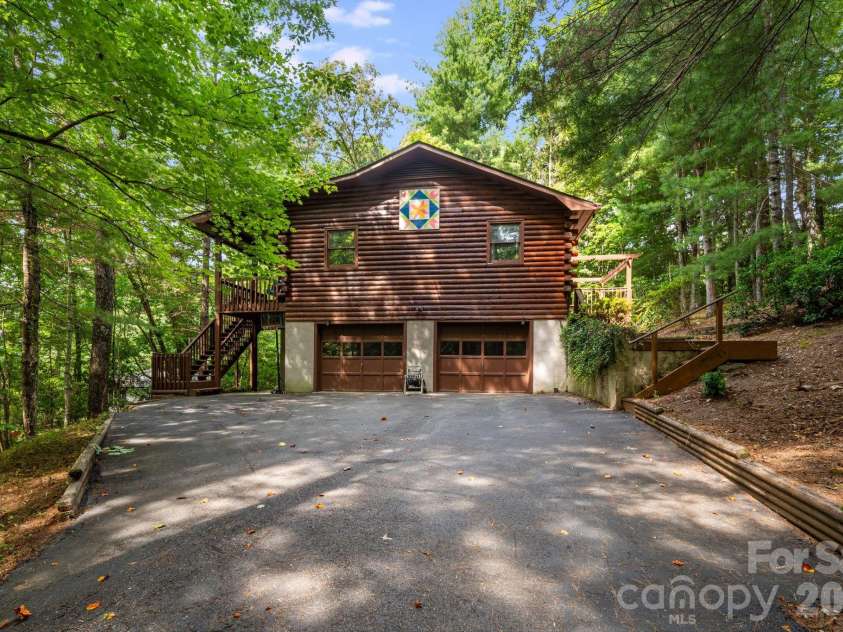 423 Rambling Drive, Hendersonville, NC 28739.  MLS# CAR4403347, YatesRealty ID 36988. 