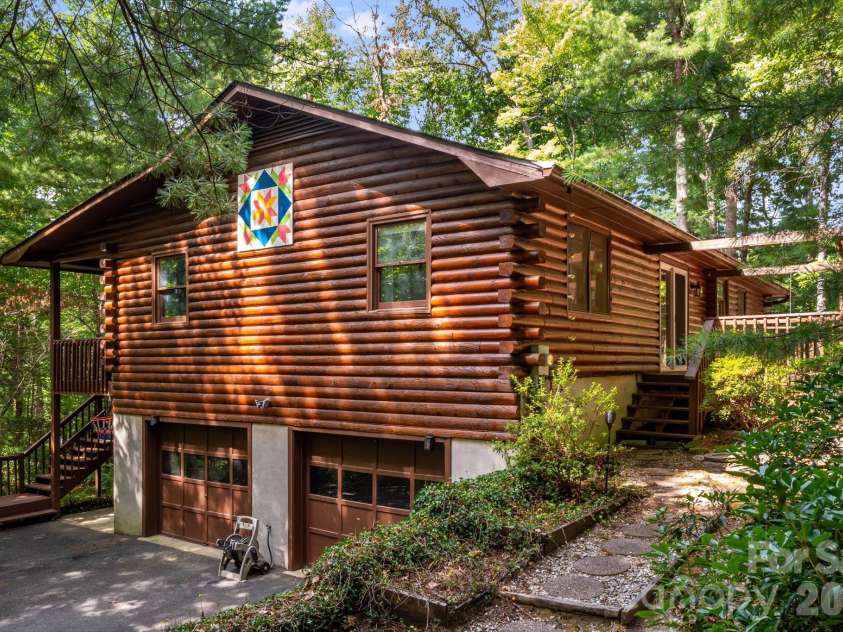 423 Rambling Drive, Hendersonville, NC 28739.  MLS# CAR4403347, YatesRealty ID 36988. 