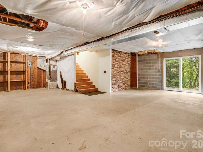 423 Rambling Drive, Hendersonville, NC 28739.  MLS# CAR4403347, YatesRealty ID 36988. 