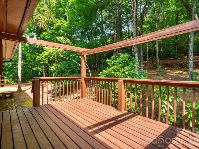 423 Rambling Drive, Hendersonville, NC 28739.  MLS# CAR4403347, YatesRealty ID 36988. 