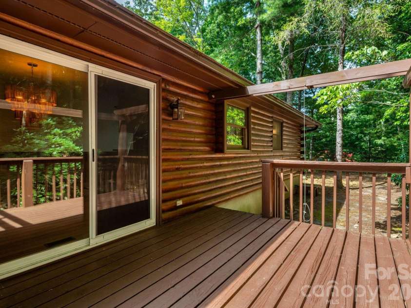 423 Rambling Drive, Hendersonville, NC 28739.  MLS# CAR4403347, YatesRealty ID 36988. 