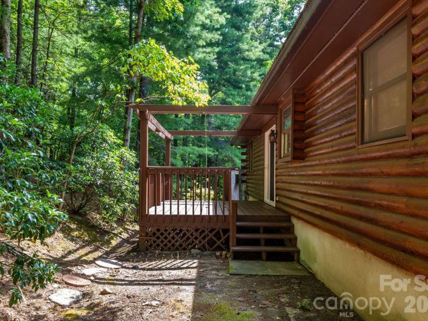 423 Rambling Drive, Hendersonville, NC 28739.  MLS# CAR4403347, YatesRealty ID 36988. 