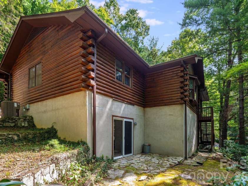 423 Rambling Drive, Hendersonville, NC 28739.  MLS# CAR4403347, YatesRealty ID 36988. 