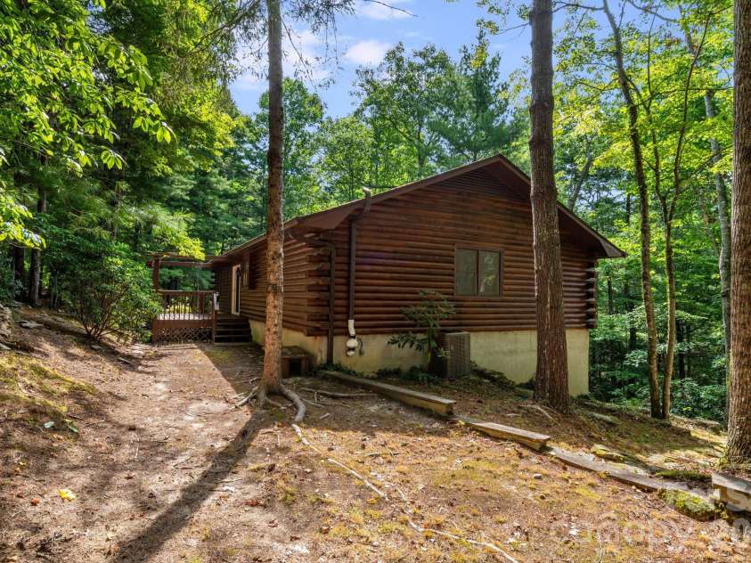 423 Rambling Drive, Hendersonville, NC 28739.  MLS# CAR4403347, YatesRealty ID 36988. 