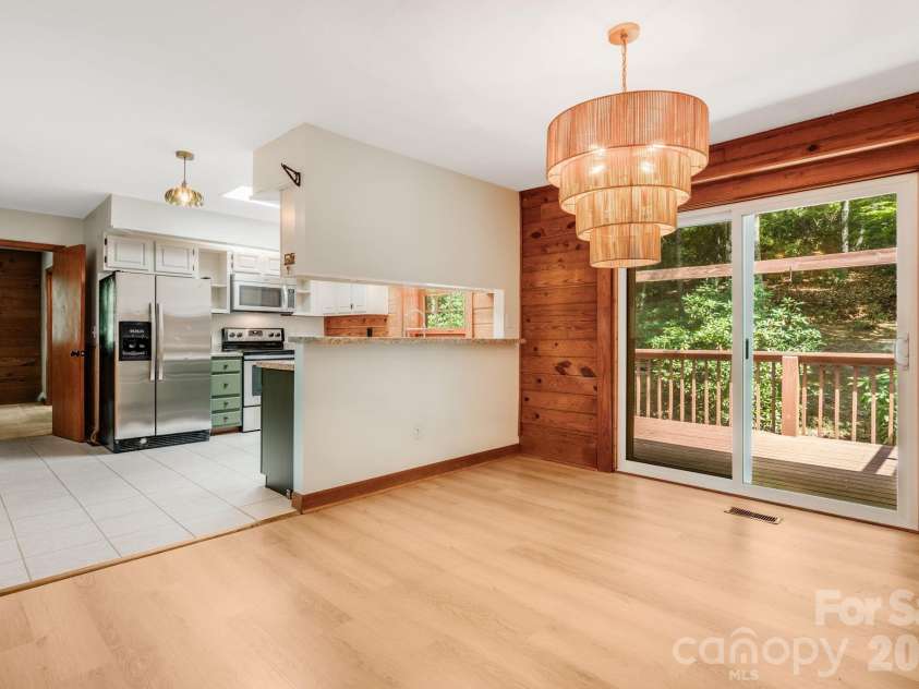 423 Rambling Drive, Hendersonville, NC 28739.  MLS# CAR4403347, YatesRealty ID 36988. Dining Room/Kitchen