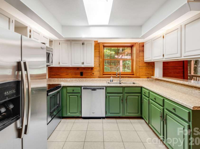 423 Rambling Drive, Hendersonville, NC 28739.  MLS# CAR4403347, YatesRealty ID 36988. Kitchen