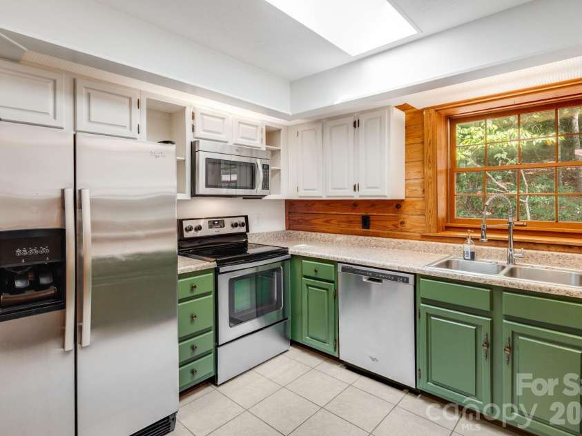 423 Rambling Drive, Hendersonville, NC 28739.  MLS# CAR4403347, YatesRealty ID 36988. Kitchen
