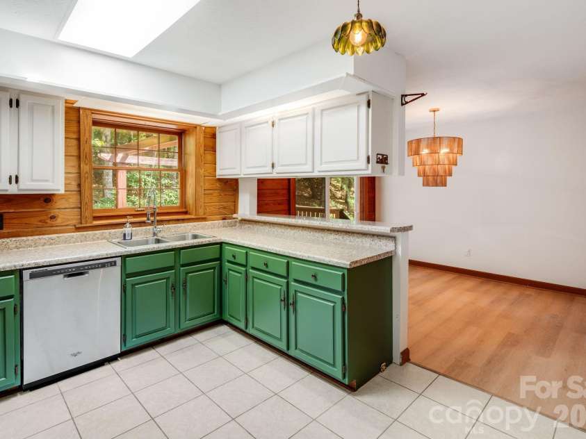 423 Rambling Drive, Hendersonville, NC 28739.  MLS# CAR4403347, YatesRealty ID 36988. Kitchen