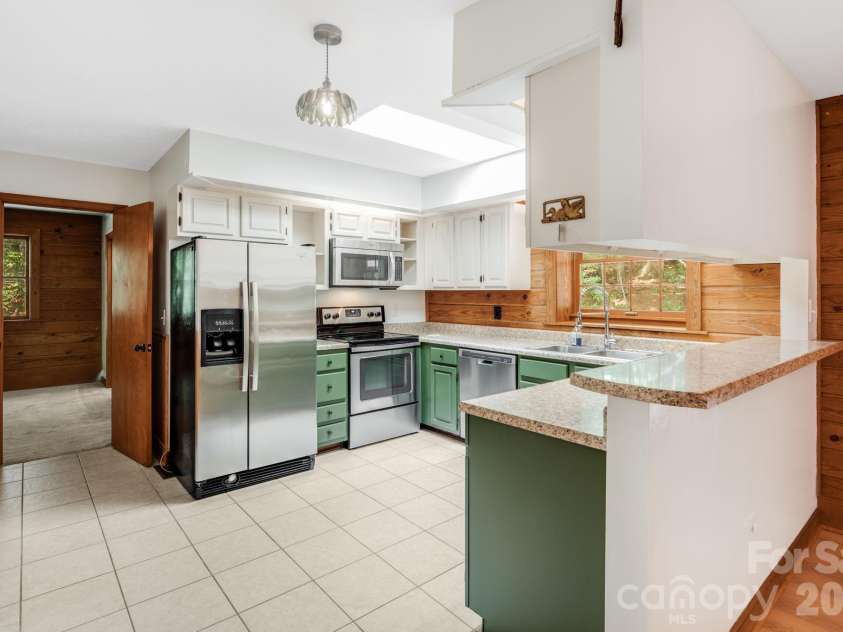 423 Rambling Drive, Hendersonville, NC 28739.  MLS# CAR4403347, YatesRealty ID 36988. Kitchen