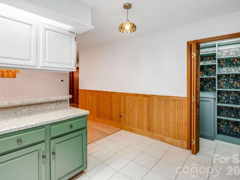 423 Rambling Drive, Hendersonville, NC 28739.  MLS# CAR4403347, YatesRealty ID 36988. Kitchen/Pantry