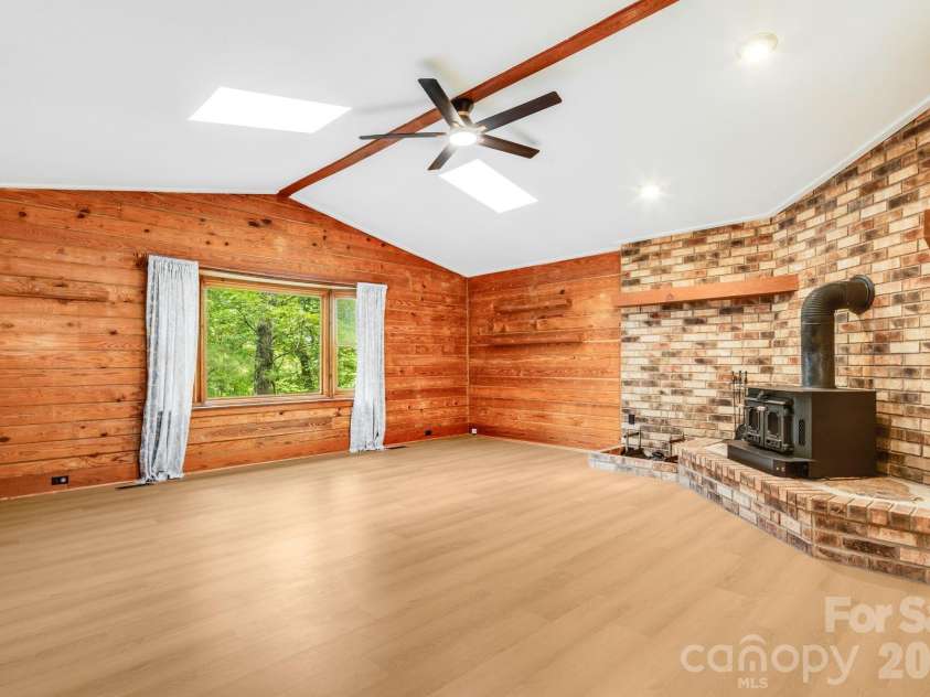 423 Rambling Drive, Hendersonville, NC 28739.  MLS# CAR4403347, YatesRealty ID 36988. Living Room