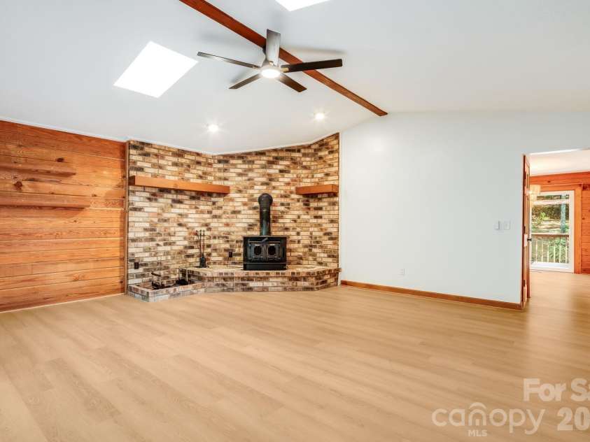 423 Rambling Drive, Hendersonville, NC 28739.  MLS# CAR4403347, YatesRealty ID 36988. Living Room