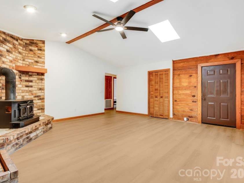 423 Rambling Drive, Hendersonville, NC 28739.  MLS# CAR4403347, YatesRealty ID 36988. Living Room