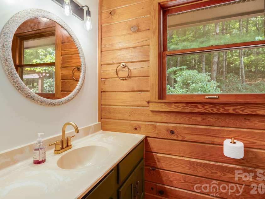 423 Rambling Drive, Hendersonville, NC 28739.  MLS# CAR4403347, YatesRealty ID 36988. Primary Bath