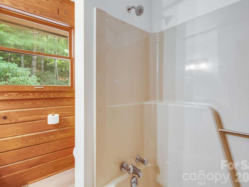 423 Rambling Drive, Hendersonville, NC 28739.  MLS# CAR4403347, YatesRealty ID 36988. Primary Bath