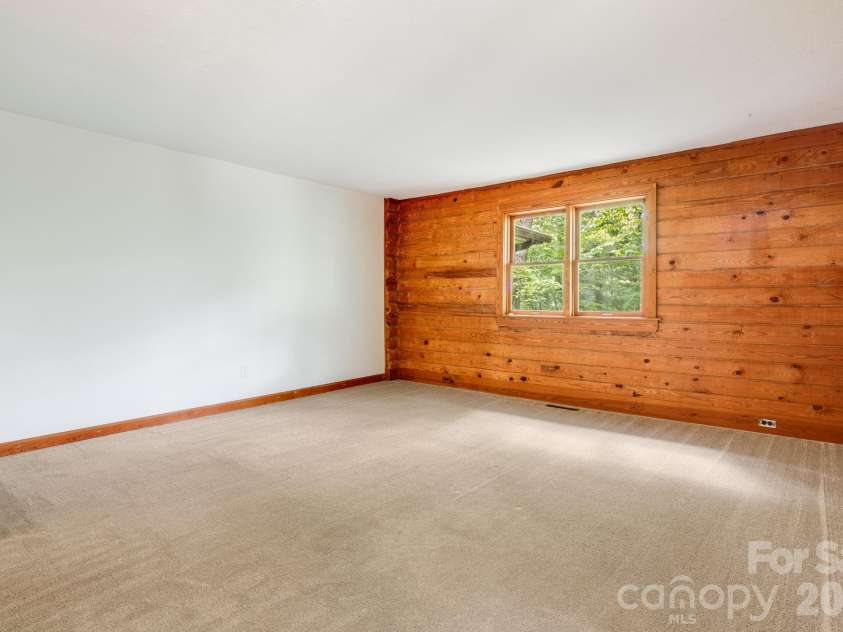 423 Rambling Drive, Hendersonville, NC 28739.  MLS# CAR4403347, YatesRealty ID 36988. Primary Suite