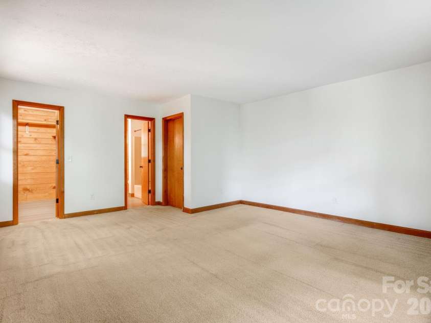 423 Rambling Drive, Hendersonville, NC 28739.  MLS# CAR4403347, YatesRealty ID 36988. Primary Suite