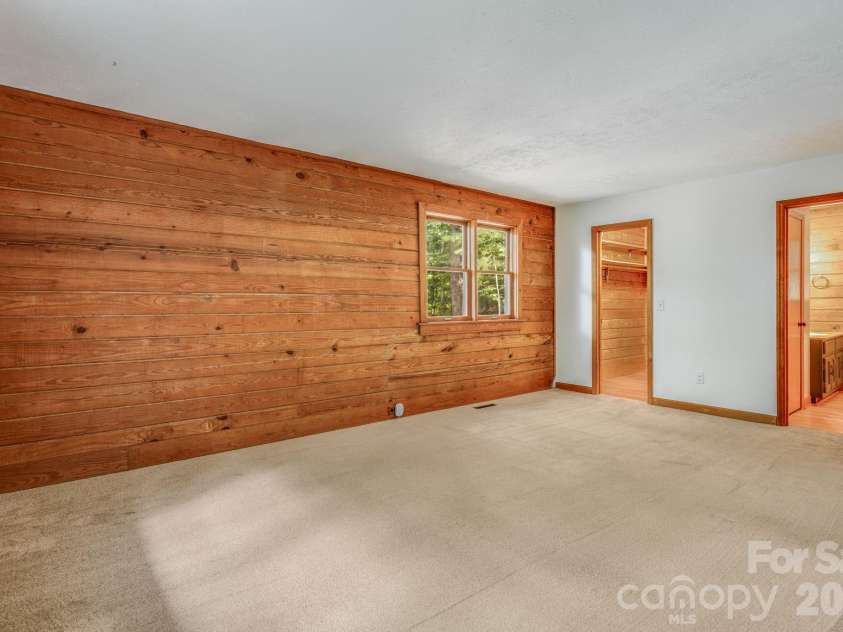 423 Rambling Drive, Hendersonville, NC 28739.  MLS# CAR4403347, YatesRealty ID 36988. Primary Suite