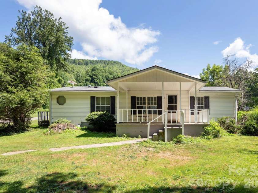 15 Grey Rock Valley, Black Mountain, NC 28711.  MLS# CAR4400913, YatesRealty ID 36991. 