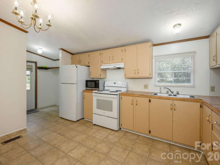 15 Grey Rock Valley, Black Mountain, NC 28711.  MLS# CAR4400913, YatesRealty ID 36991. 