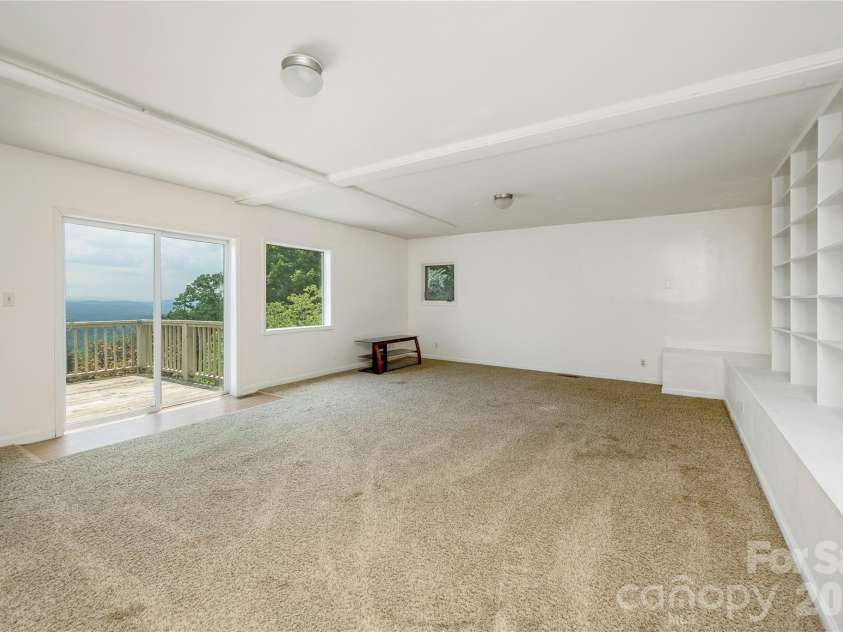 811 Town Mountain Road, Asheville, NC 28804.  MLS# CAR4401044, YatesRealty ID 36993. Den/Flex space