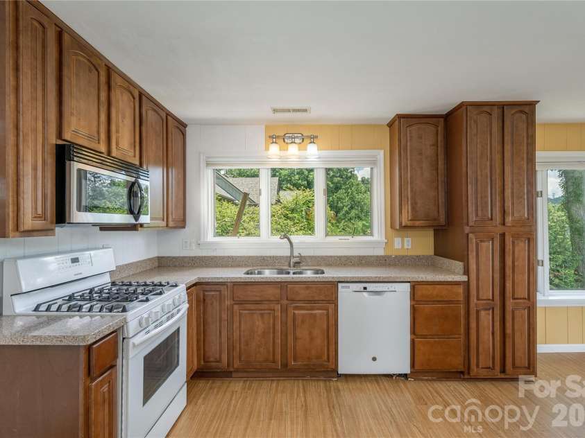 811 Town Mountain Road, Asheville, NC 28804.  MLS# CAR4401044, YatesRealty ID 36993. Kitchen