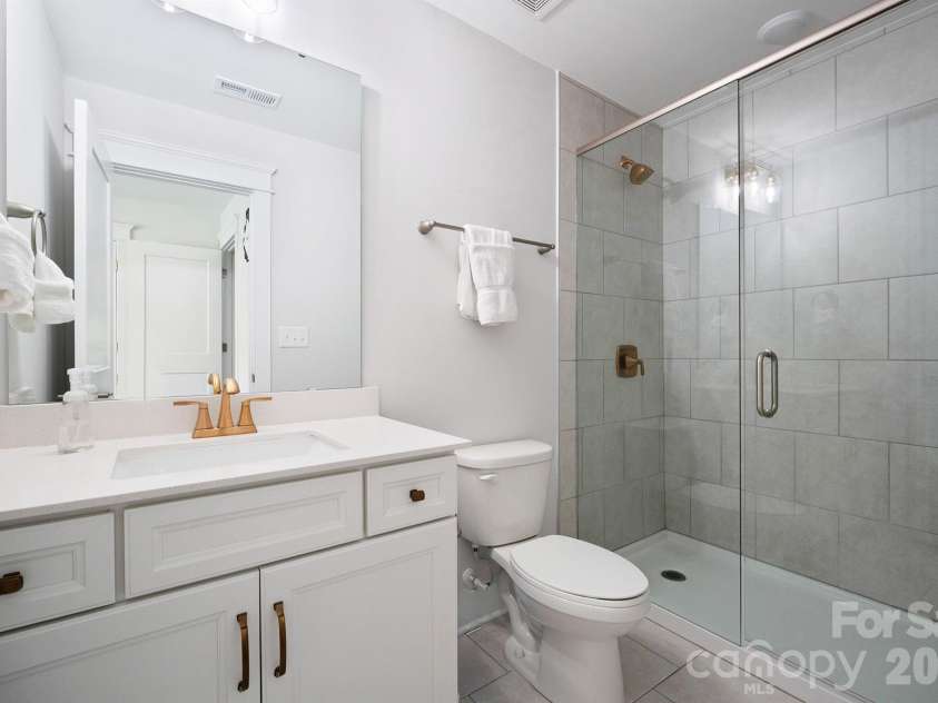 13223 Fiore Place, Huntersville, NC 28078.  MLS# CAR4400235, YatesRealty ID 36997. Third Story Full Bathroom