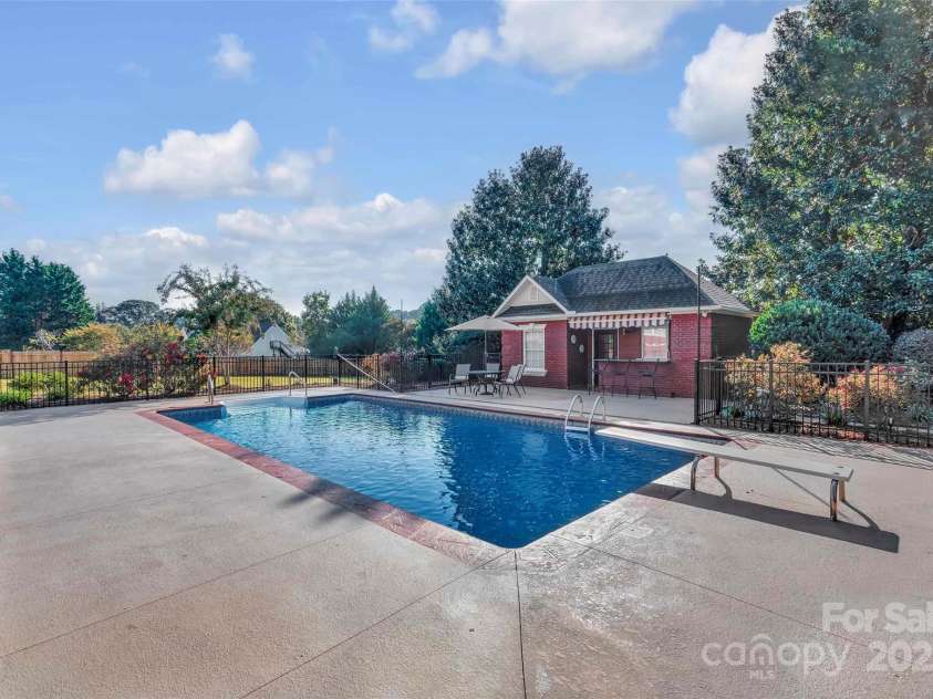 137 Clearcreek Drive, Boiling Springs, SC 29316.  MLS# CAR4322512, YatesRealty ID 3700. 