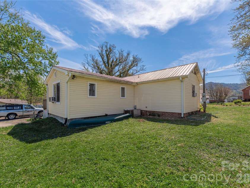 11 Porter Road, Asheville, NC 28803.  MLS# CAR4402844, YatesRealty ID 37002. 