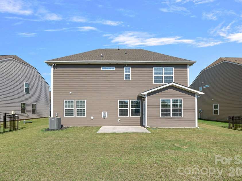 17519 Snug Harbor Road, Charlotte, NC 28278.  MLS# CAR4344253, YatesRealty ID 37003. Flat backyard