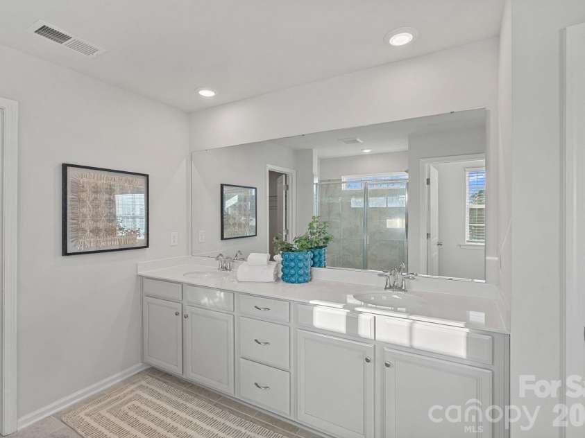 17519 Snug Harbor Road, Charlotte, NC 28278.  MLS# CAR4344253, YatesRealty ID 37003. Primary bath