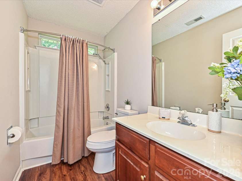 6719 Reedy Creek Road, Charlotte, NC 28215.  MLS# CAR4395097, YatesRealty ID 37005. Hall Bath